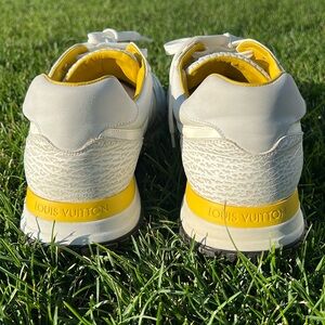 Louis Vuitton size 10 . Use gently. Excelente condition. Price is firm.